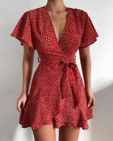Kleid mit V-Ausschnitt, Rüschen und hoher Taille